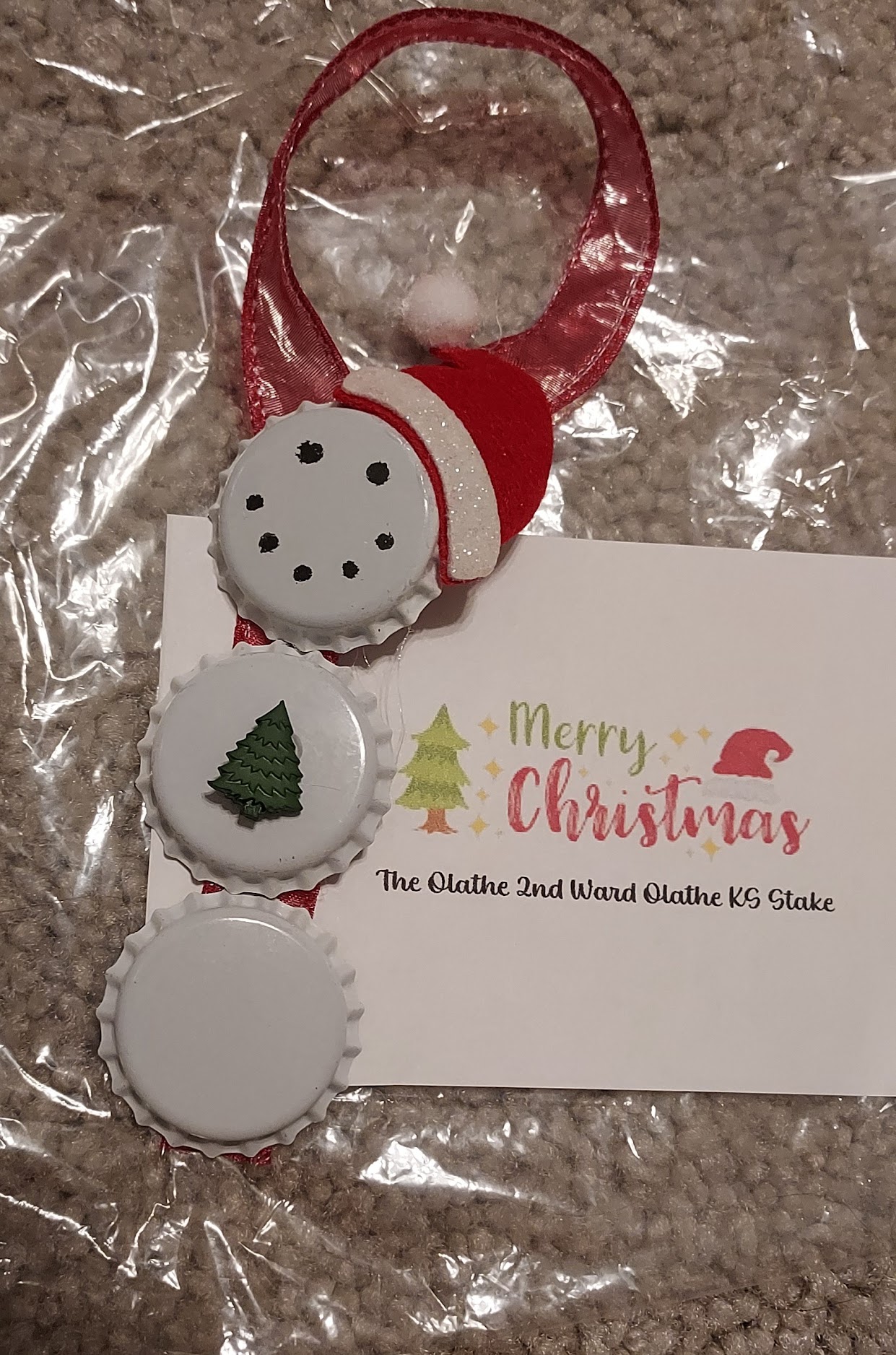 Three white bottle caps make this snowman shape.